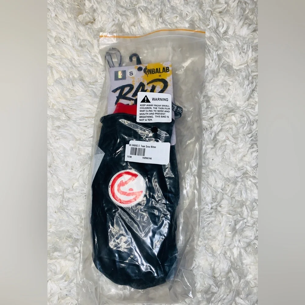 Black & red Atlanta Hawks gloves / mittens